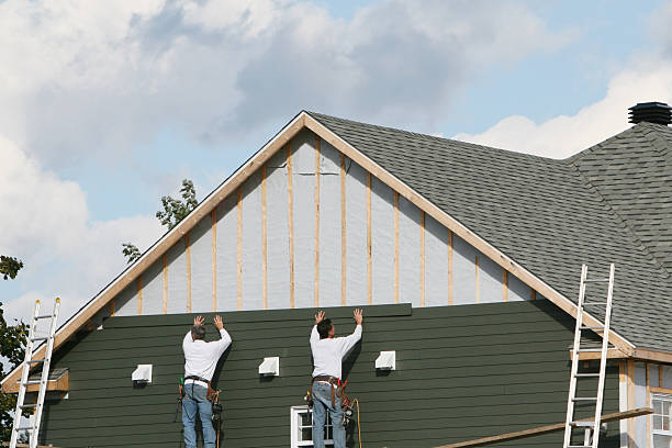 Professional Siding technician working in Dundee, FL